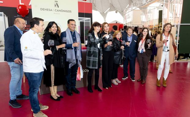 Un momento de la inaguración. El embajador de India en España, Shri Dinesh K Patnaik, en el medio junto a Ana Reodndo y otros de los protagonistas de la inauguración. 