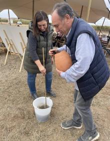 Imagen secundaria 2 - Arriba, Julio Arroyo. Abajo, los compuestos más utilizados en biodinámica y Lorena Salvanés con Julio Arroyo. 