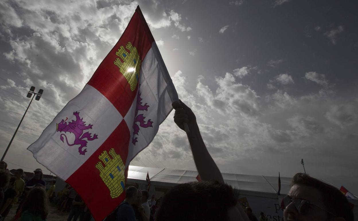 Bandera de Castilla y León, al viento, durante un 23 de abril en Villalar de los Comuneros.