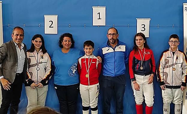 Imagen principal - Esgrima: El Duque de Medina suma seis medallas en el regional