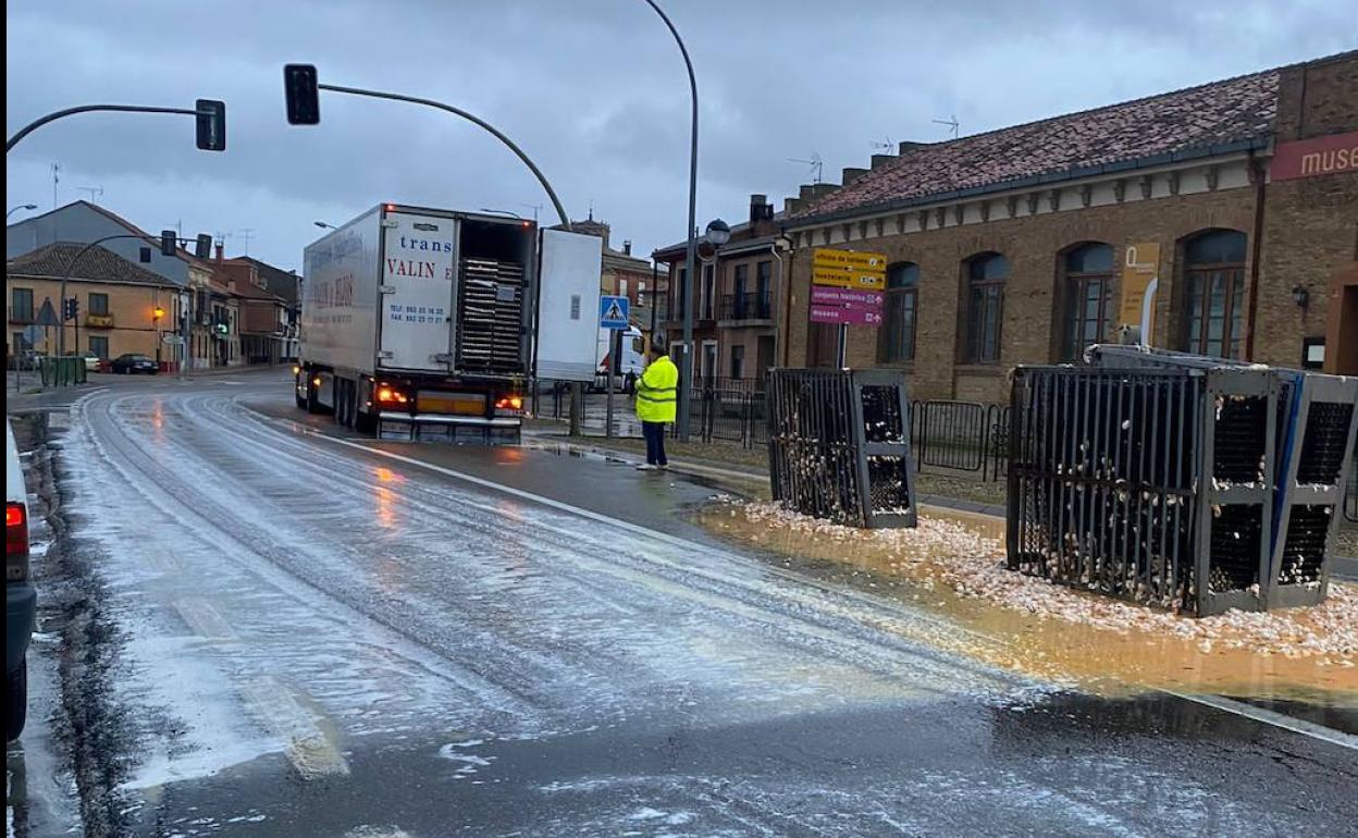 Un camión que transportaba cientos de docenas de huevos pierde la carga en Villalón