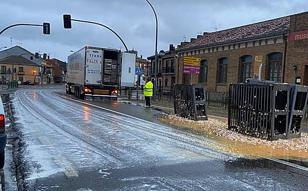 Un camión que transportaba cientos de docenas de huevos pierde la carga en Villalón