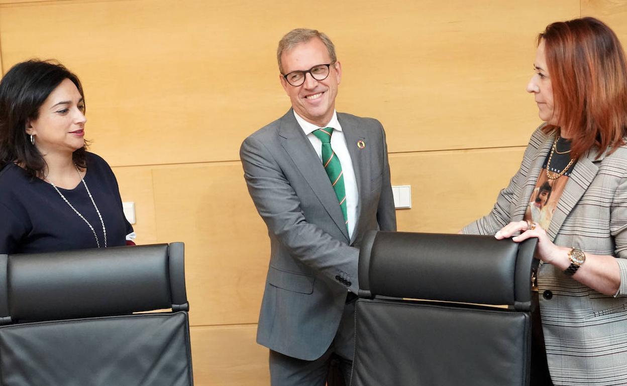 El consejero de Industria, Comercio y Empleo, Mariano Veganzones, antes de comparecer ante la Comisión de Economía y Hacienda de las Cortes de Castilla y León. 