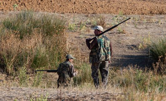 Cazadores, en agosto, en el inicio de la media veda en un pueblo de Zamora.