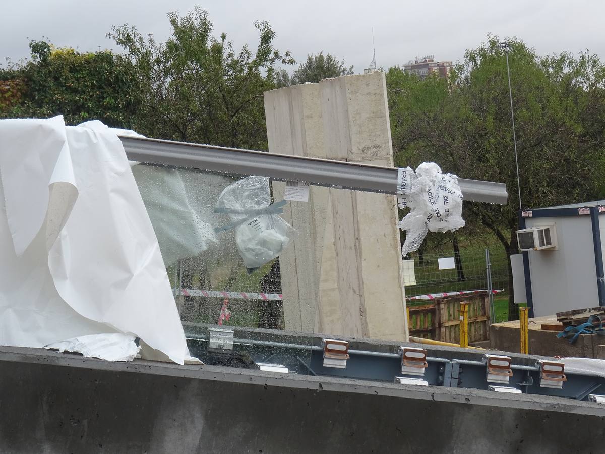 Fotos: Colocación de las escaleras mecánicas en el parque de Los Almendros de Valladolid