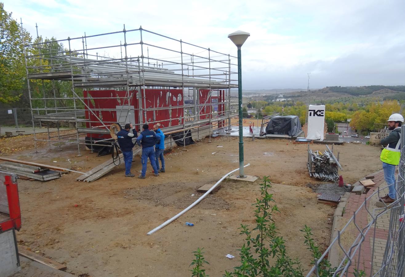 Fotos: Colocación de las escaleras mecánicas en el parque de Los Almendros de Valladolid