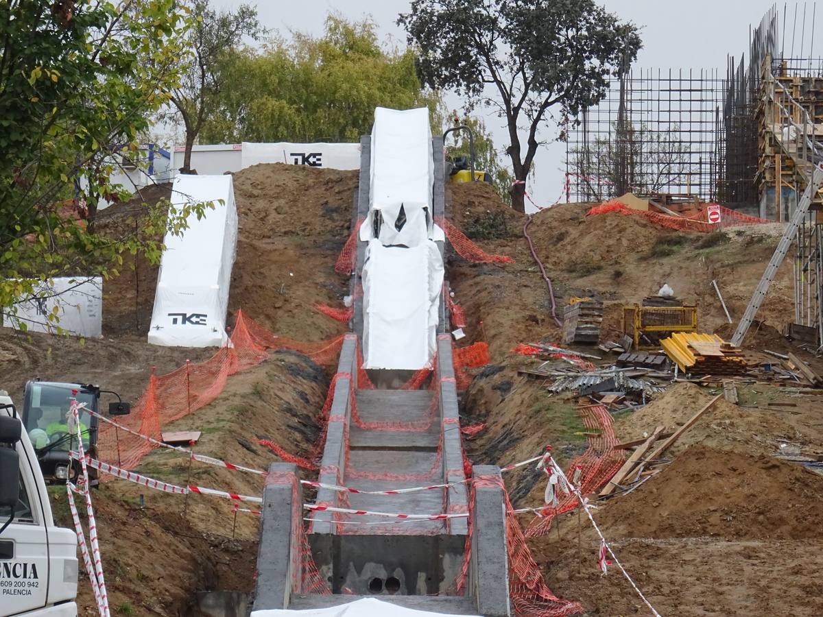 Fotos: Colocación de las escaleras mecánicas en el parque de Los Almendros de Valladolid