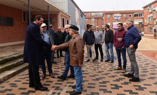 El alcalde, Óscar Puente, charla con los vecinos de la barriada. 