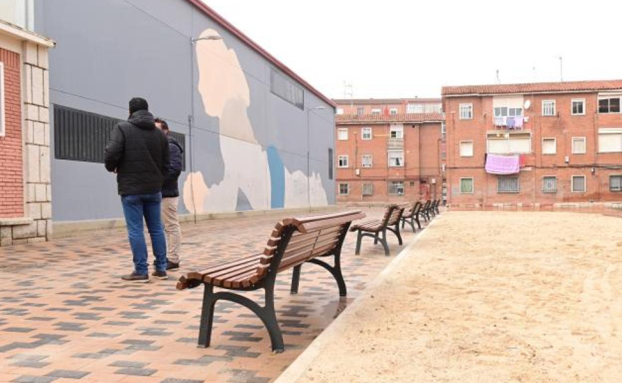 Centro social Segundo Montes, con el mural, aún sin acabar, en el lateral del edificio. 