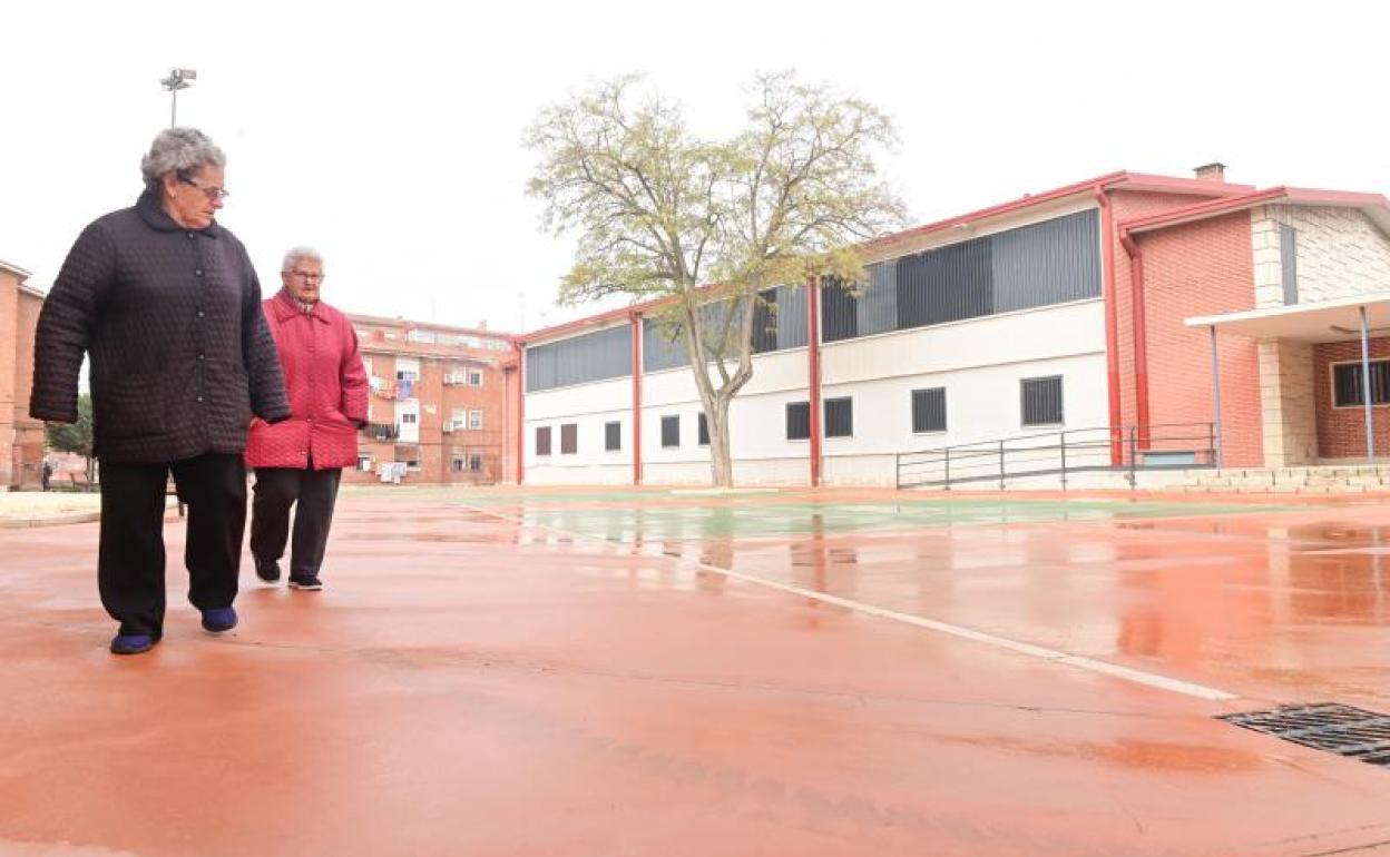 Espacio principal de la renovada plazoleta central del grupo Aramburu en torno al centro social Segundo Montes. 