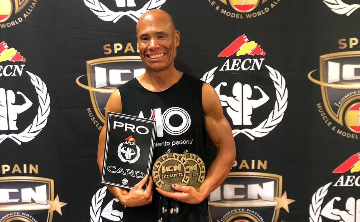 Alejandro Díez posa con sus dos trofeos y la tarjeta pro. 