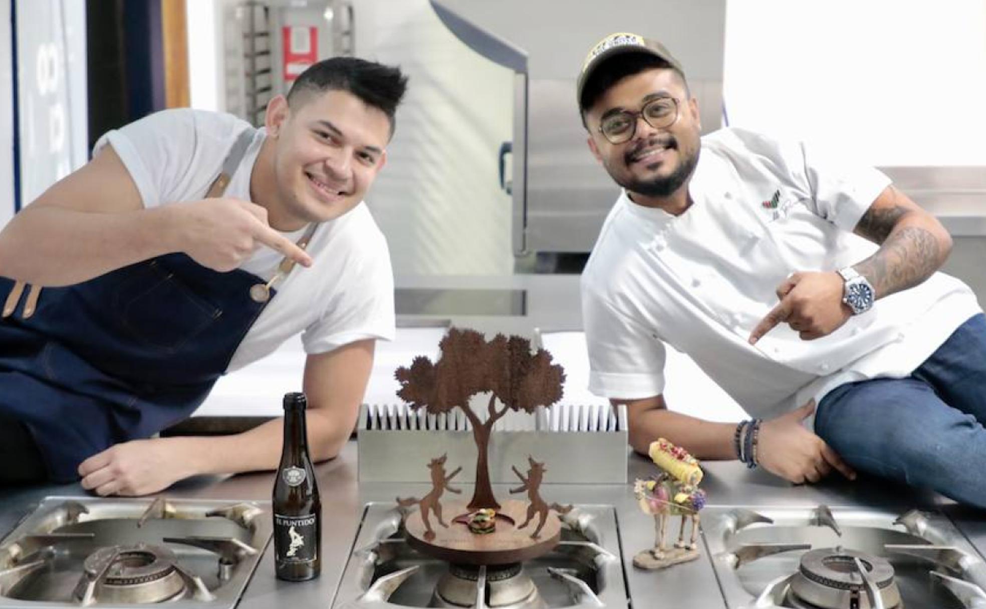 Los cocineros Ariel Munguía y Lendl Pereira posan en la Escuela Internacional de Cocina Fernando Pérez. 