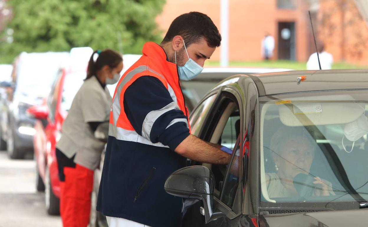 Vacunación del Covid-19 y la gripe en la carpa instalada junto al hospital del Bierzo en Ponferrada. 