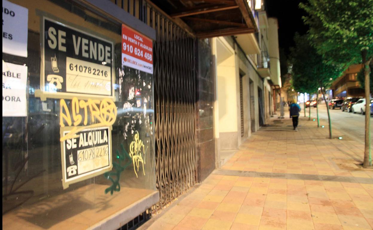 Local comercial desocupado y con la verja echada en la calle José Zorrilla de Segovia. 