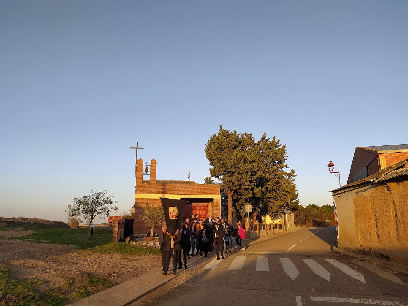 Los vecinos de Villán de Campos recogen las castañas. 