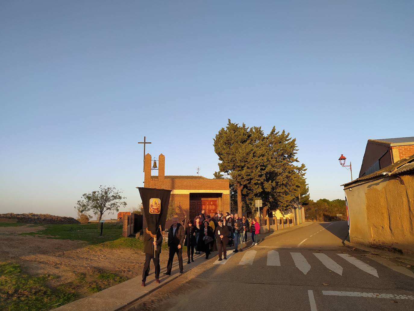 Los vecinos de Villán de Campos recogen las castañas. 