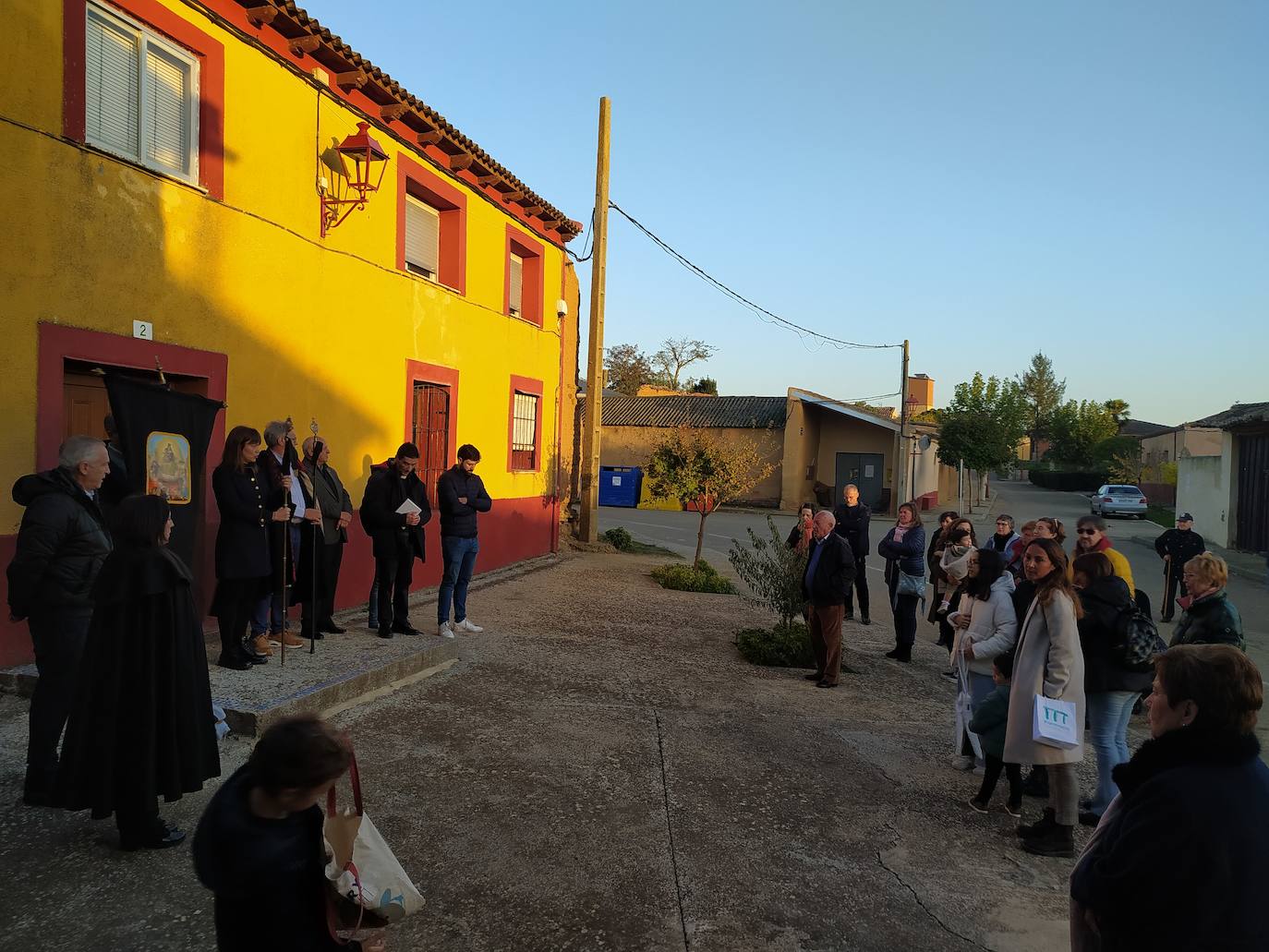 Los vecinos de Villán de Campos recogen las castañas. 