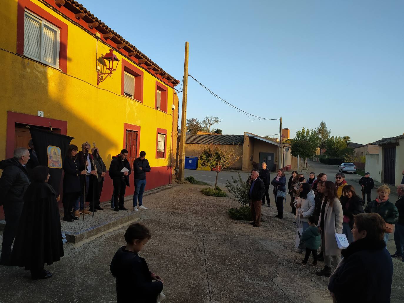 Los vecinos de Villán de Campos recogen las castañas. 