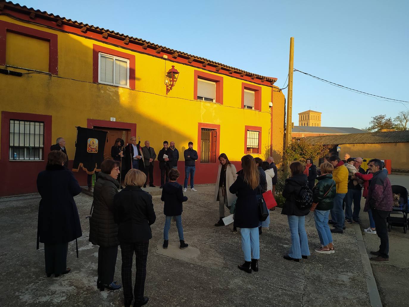 Los vecinos de Villán de Campos recogen las castañas. 