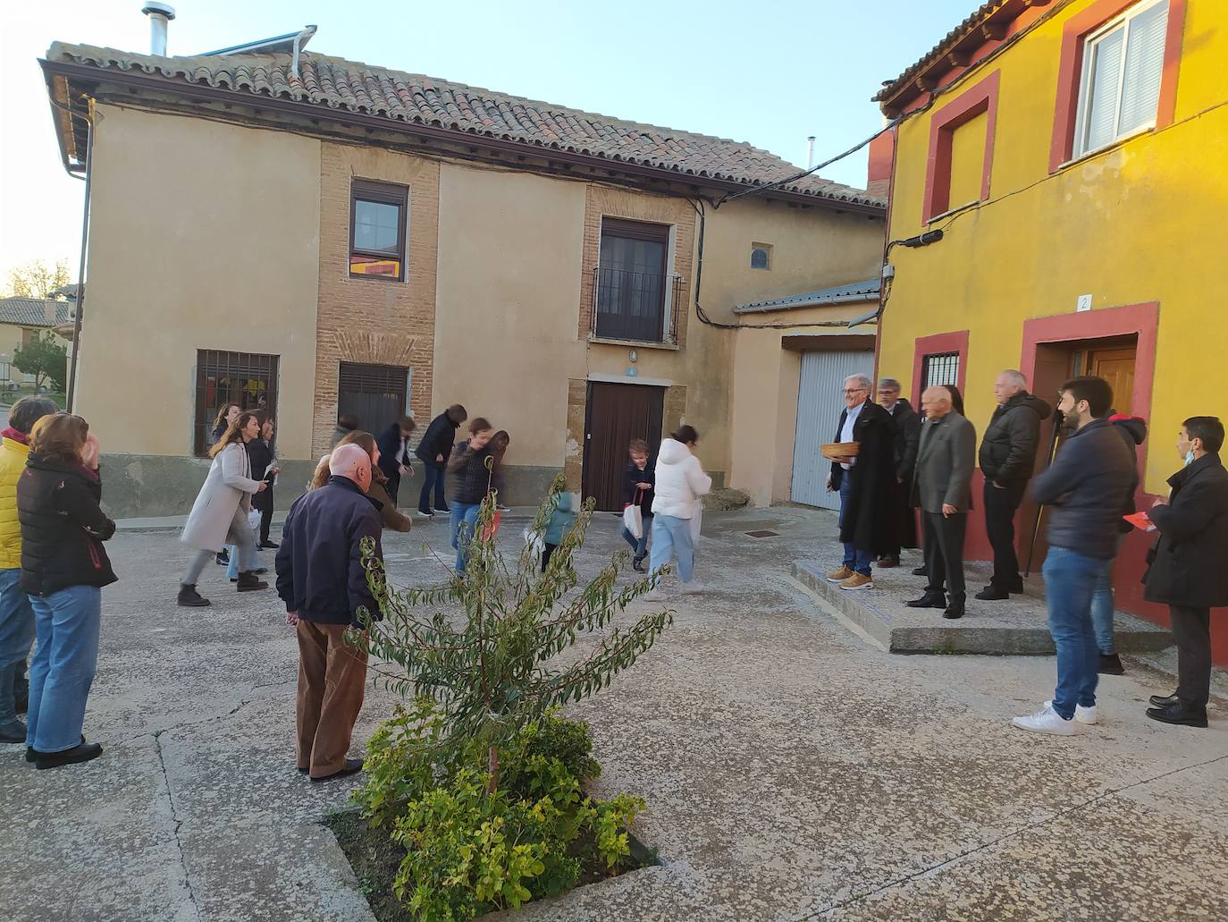 Los vecinos de Villán de Campos recogen las castañas. 