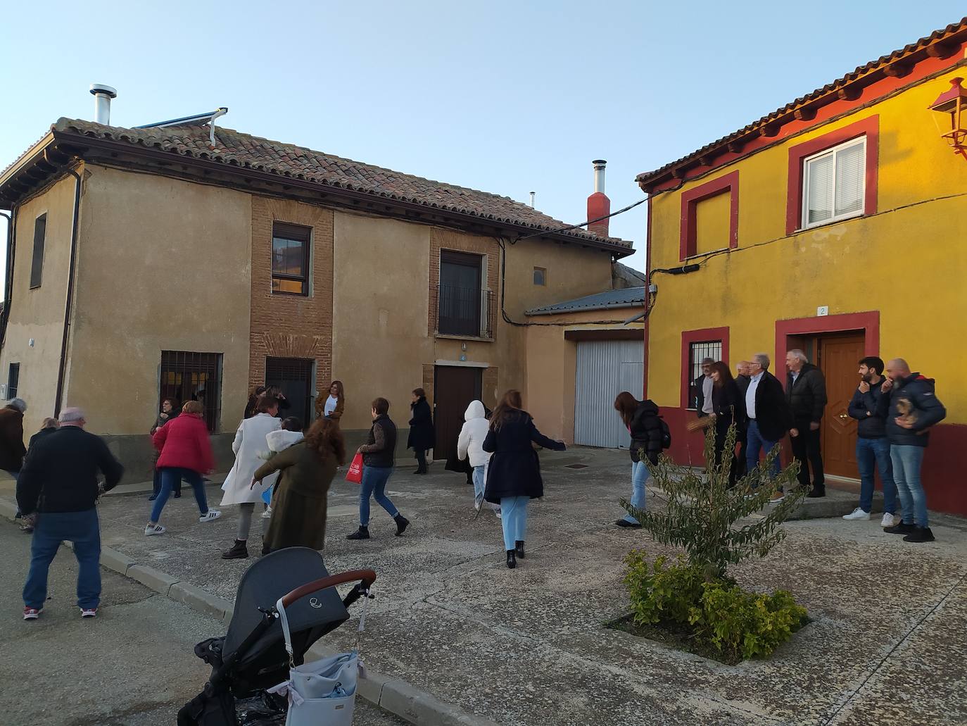 Los vecinos de Villán de Campos recogen las castañas. 