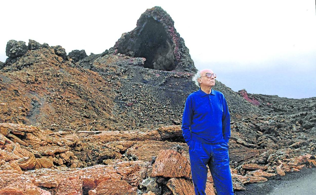 El escritor, en un paraje de la isla de Lanzarote. 