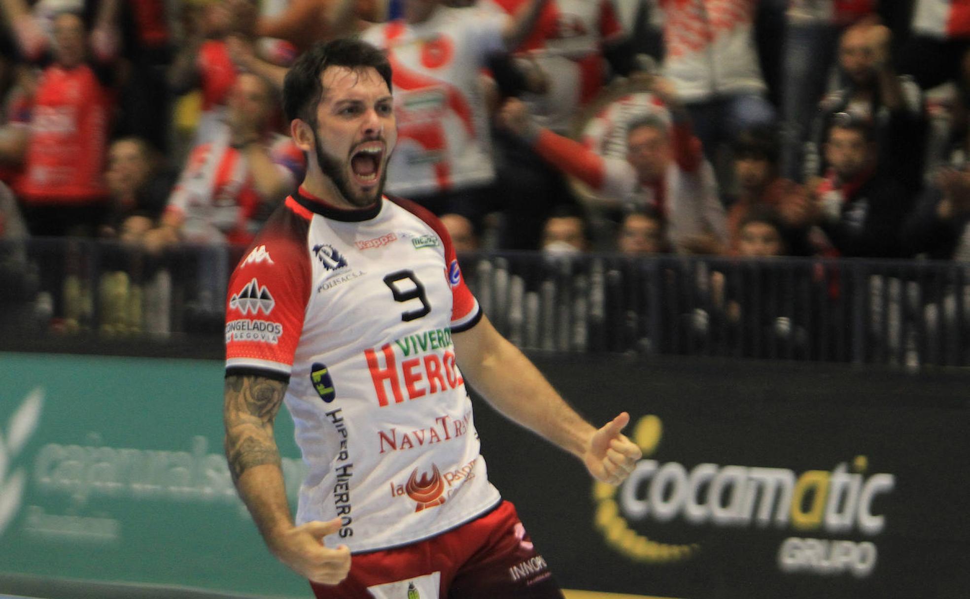 Dani Pérez celebra con efusividad uno de los goles del Balonmano Nava. 