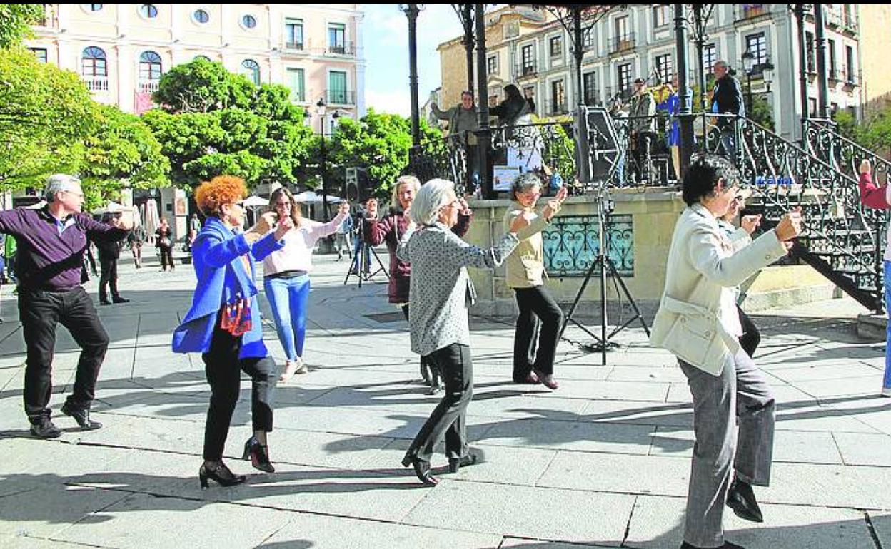 Numerosas personas bailan la jota, ayer, en la Plaza Mayor. 