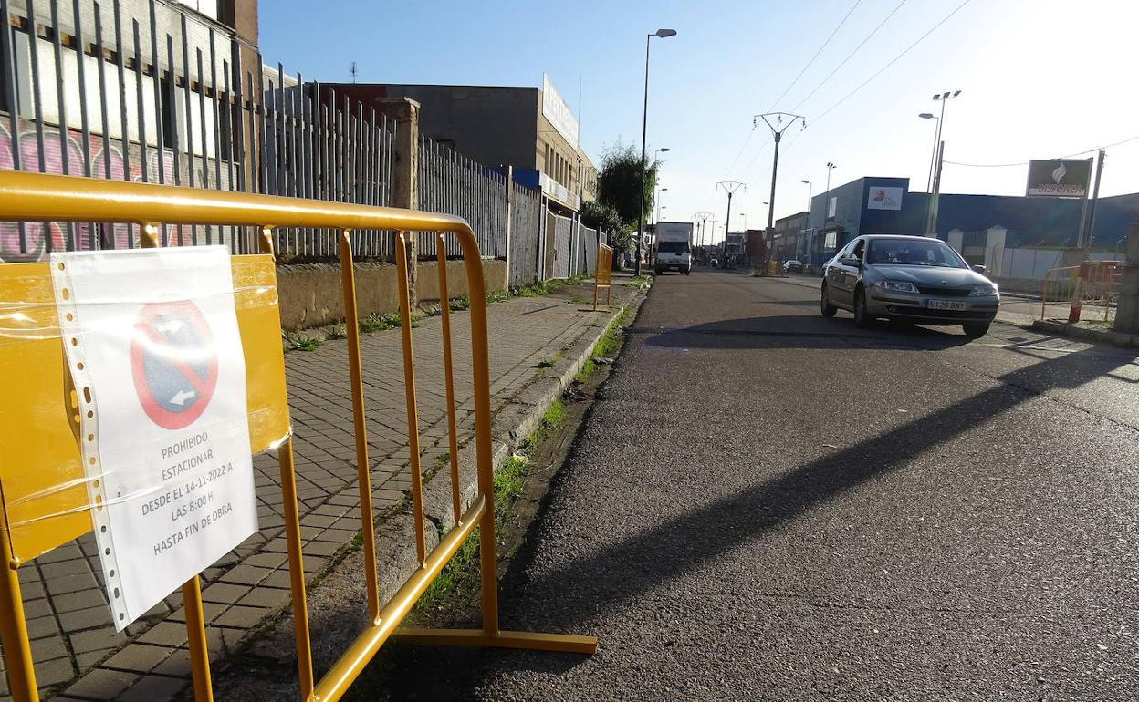 Las vallas anuncian la prohibición de aparcar a partir del lunes en la avenida de El Norte de Castilla, entre Forja y Daniel del Olmo. 