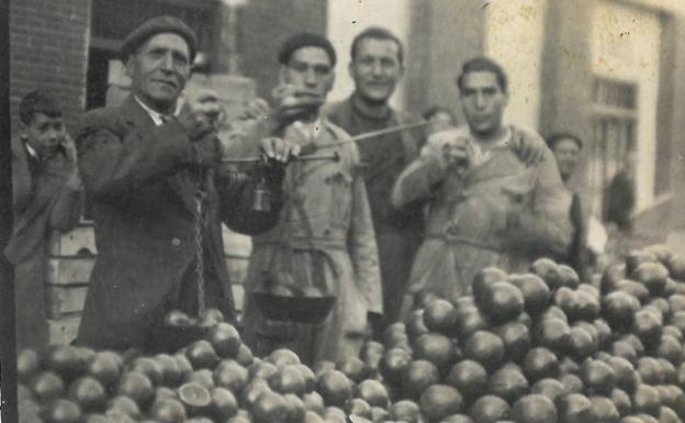 Imagen principal - Arriba, Benito, Eutiquio y Virgilio Abril muestran su género junto a otro vendedor de la plaza. María Ángeles, Jesús y Maricarmen Abril. Jacinta Pérez, fundadora de Frutas Abril, y su yerno Honorato Ordax, en su puesto de frutas y verduras. 