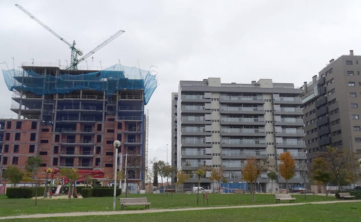 Trabajos de construcción de la hilera de bloques residenciales de Arco de Ladrillo. 