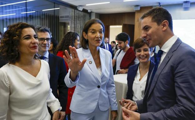 Reyes Maroto, este lunes, junto a los ministros Montero, Bolaños y Rodríguez; y el líder del PSOE madrileño, Juan Lobato. 