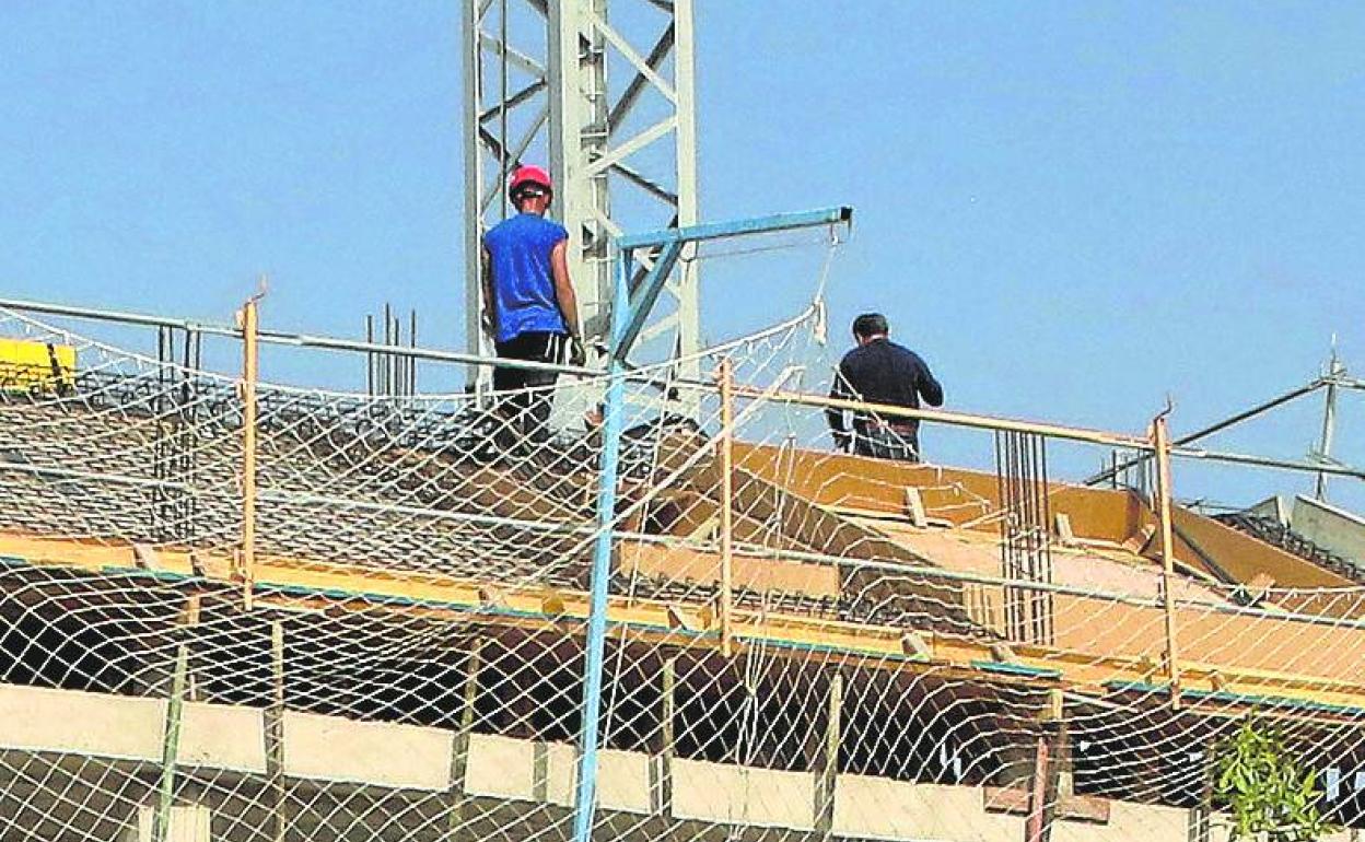 Obreros de la construcción en una obra en Segovia. 