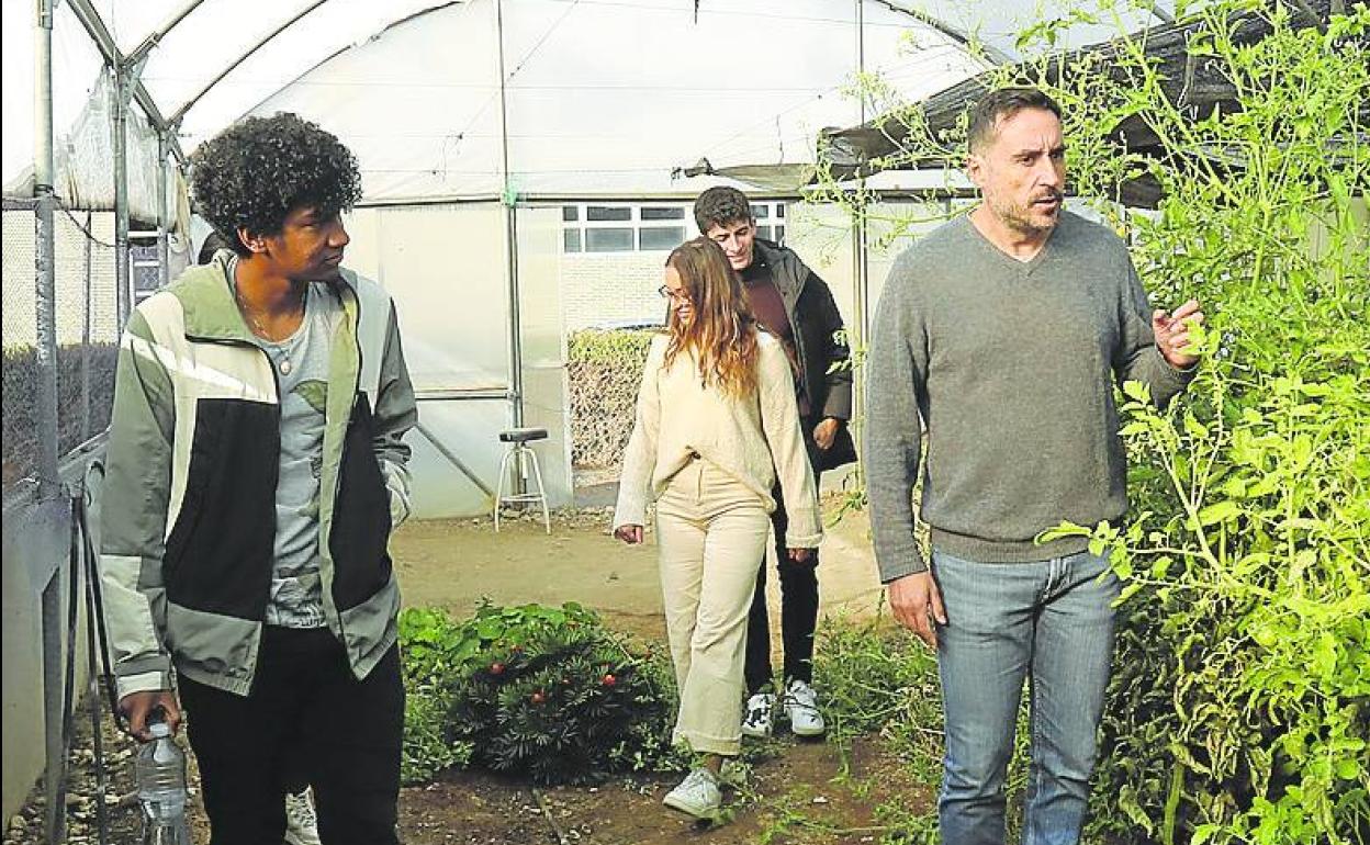 Actividad práctica en el invernadero de la Escuela Agraria. 