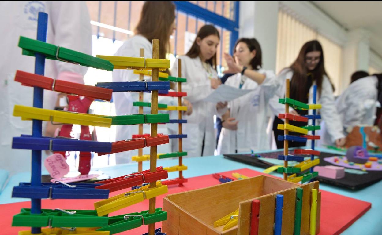 Una de las actividades de la Semana de la Ciencia en un colegio de Murcia