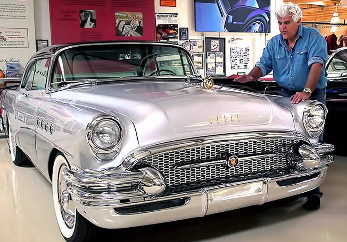 El presentador Jay Leno junto a un Buick del 55