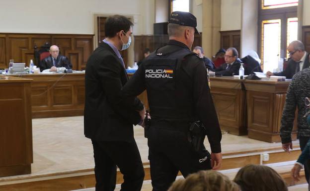 Foto: El acusado, en la sala de vistas de la Audiencia Provincial. Vídeo: Su llegada a la Gran Vía. 