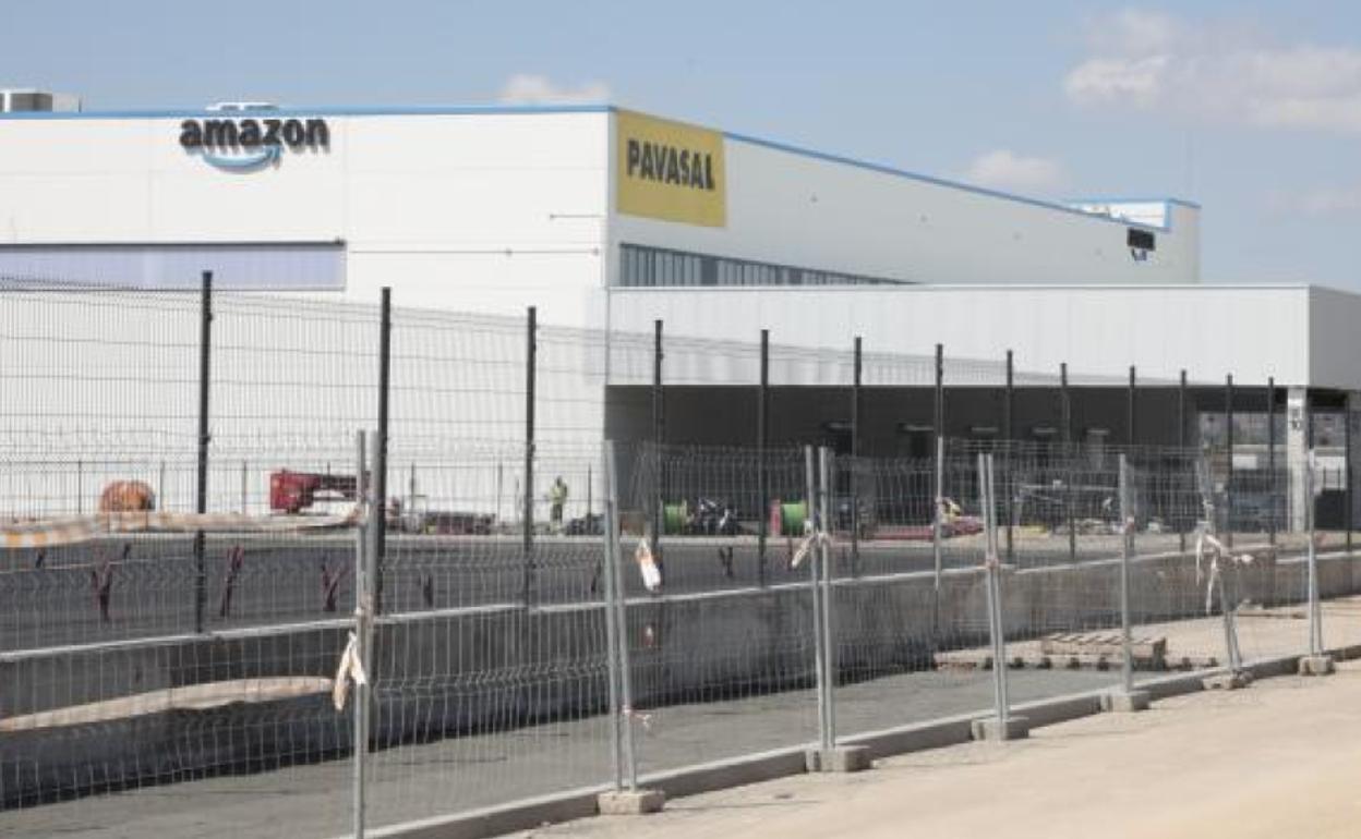 Exterior del centro de Amazon en Valladolid. 