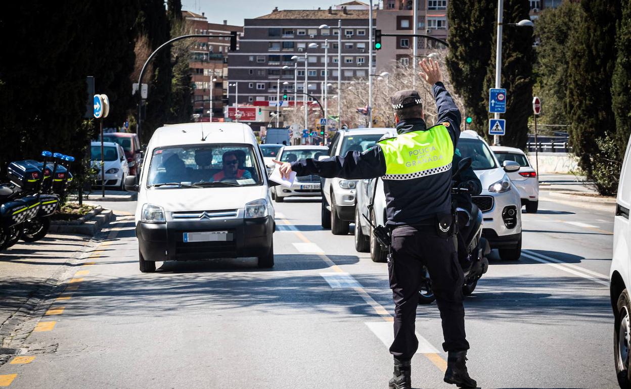 Un policía solicita que el vehículo pare.