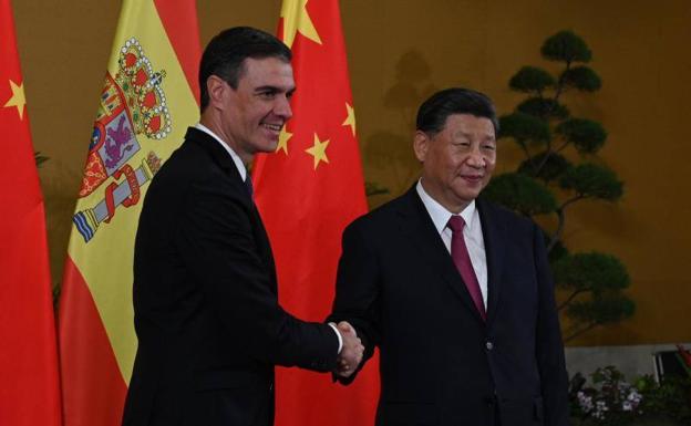 Sánchez y Xi, este martes en Bali, durante la cumbre del G-20.