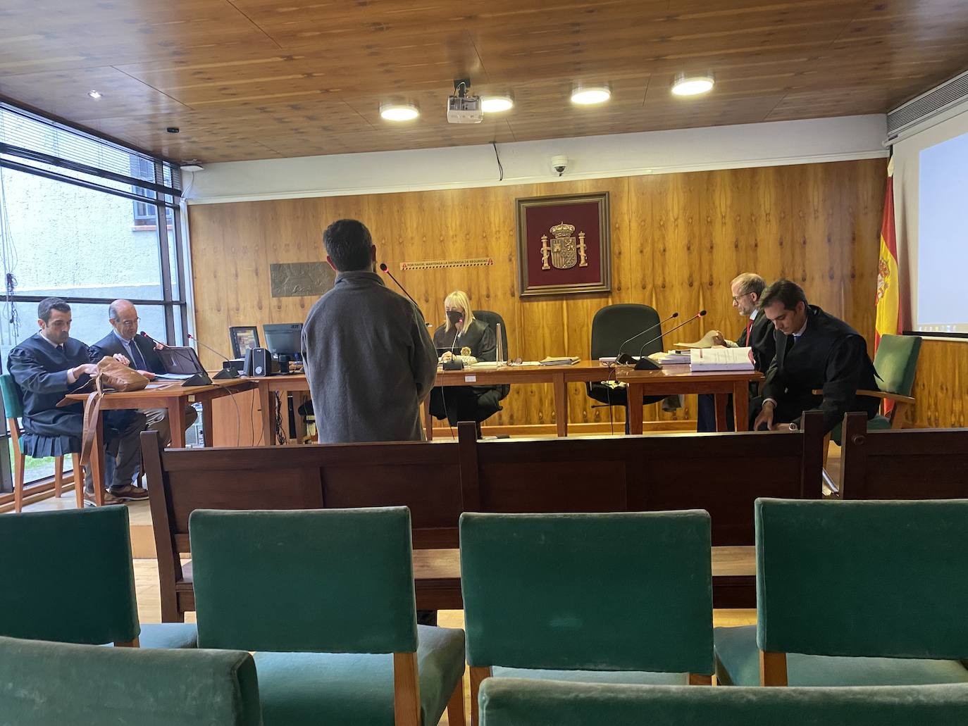 El joven acusado escucha la sentencia durante la vista de conformidad en el Juzgado de lo Penal 1. 