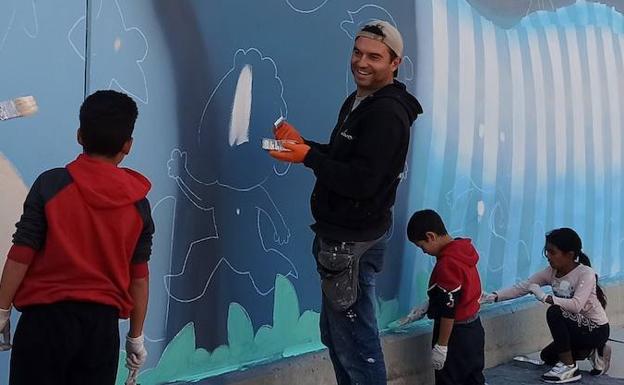 Nano Lázaro, junto a los alumnos que colaboraron en la elaboración del mural. 