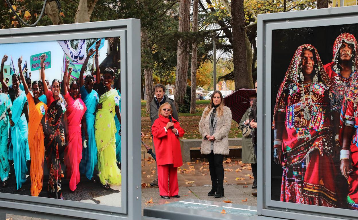 La fotógrafa Cristina García Rodero, de rojo, explica su obra durante la inauguración. 