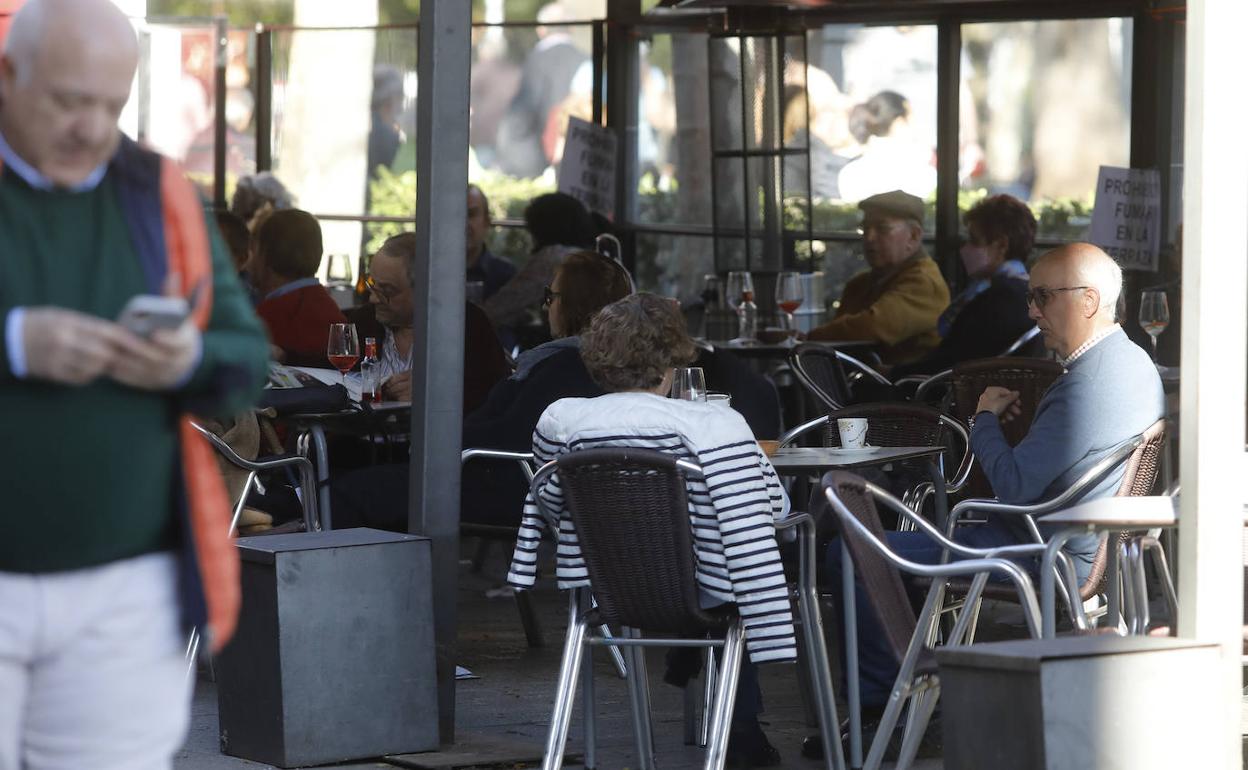 Terraza llena de clientes en la zona del Salón.