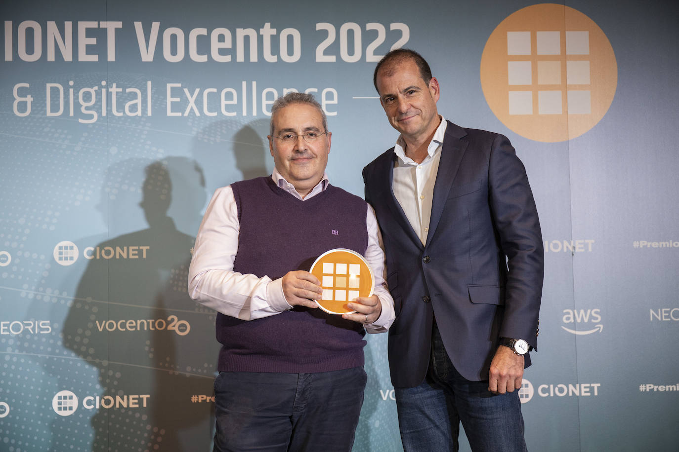 Miguel Álava, director General de AWS España y Portugal entrega el premio de Cloud y Arquitectura al Servicio de Salud de Madrid Sermas, recoge el premio Ángel Luis Sánchez García (CTO) del SERMAS.