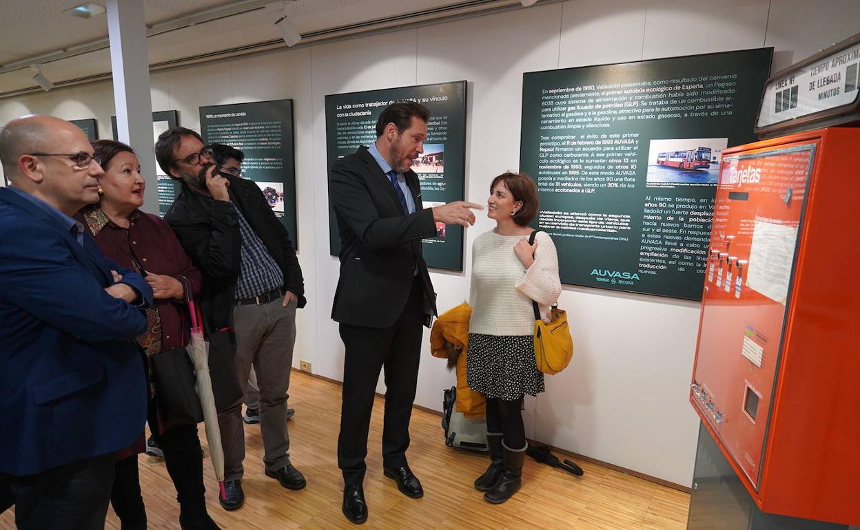 Óscar Puente y autoridades municipales visitan la muestra de Auvasa.