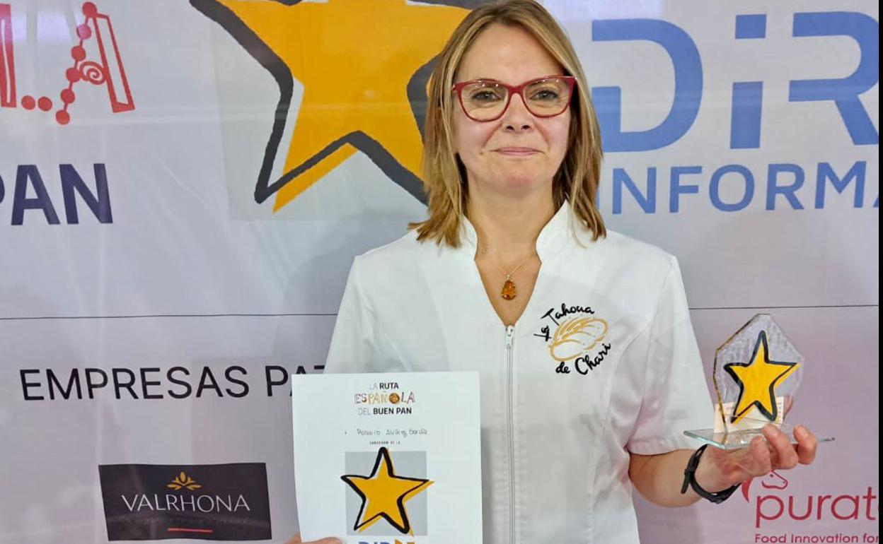 Chari Álvarez posa con el distintivo que acredita a su obrador como uno de los mejores del país. 