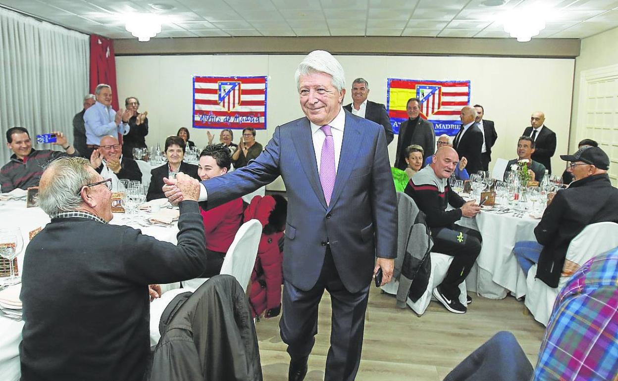 Enrique Cerezo saluda a los aficionados de la Peña del Atlético de Madrid en Palencia. 