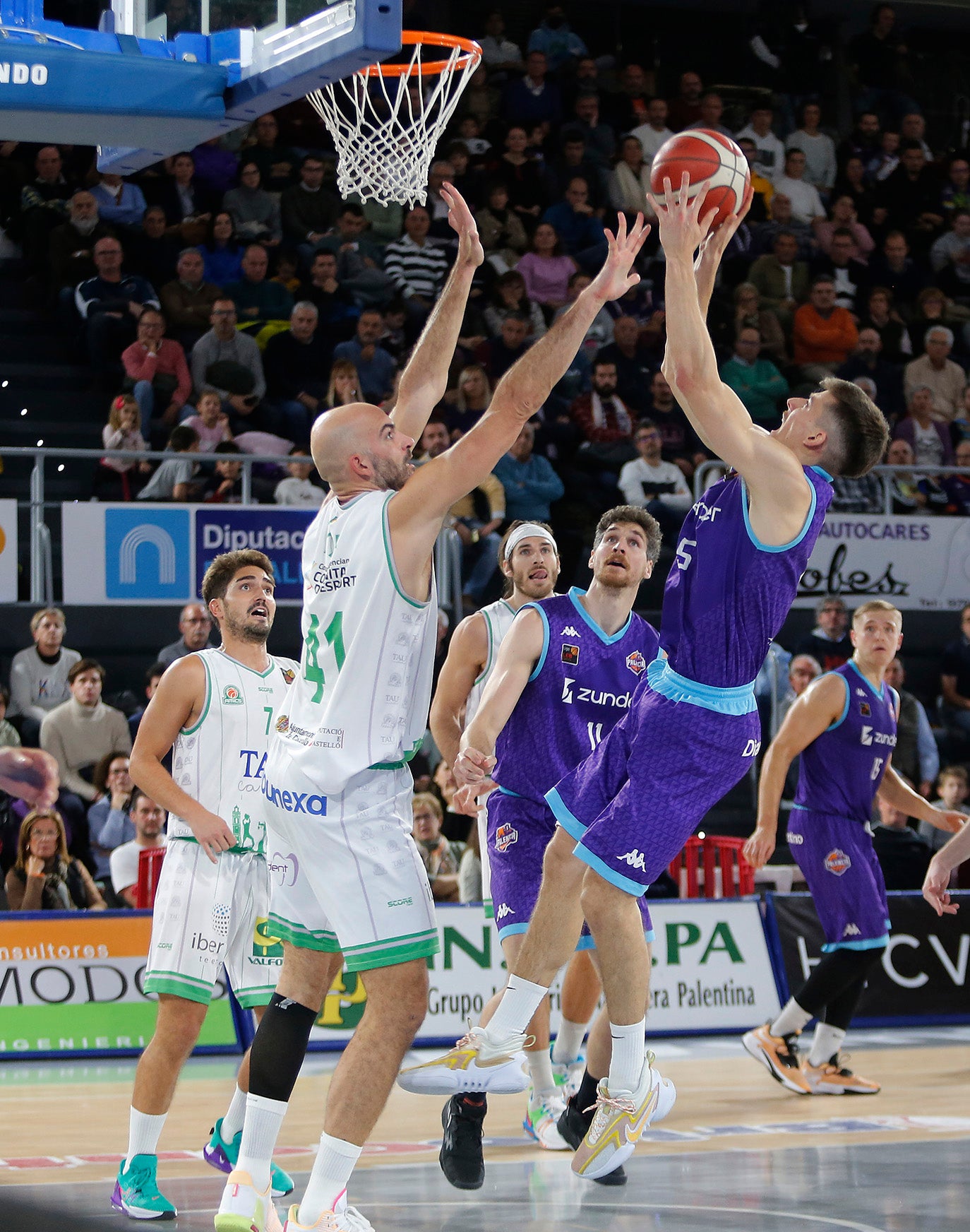 Zunder Palencia Baloncesto 77 - 63 TAU Castelló