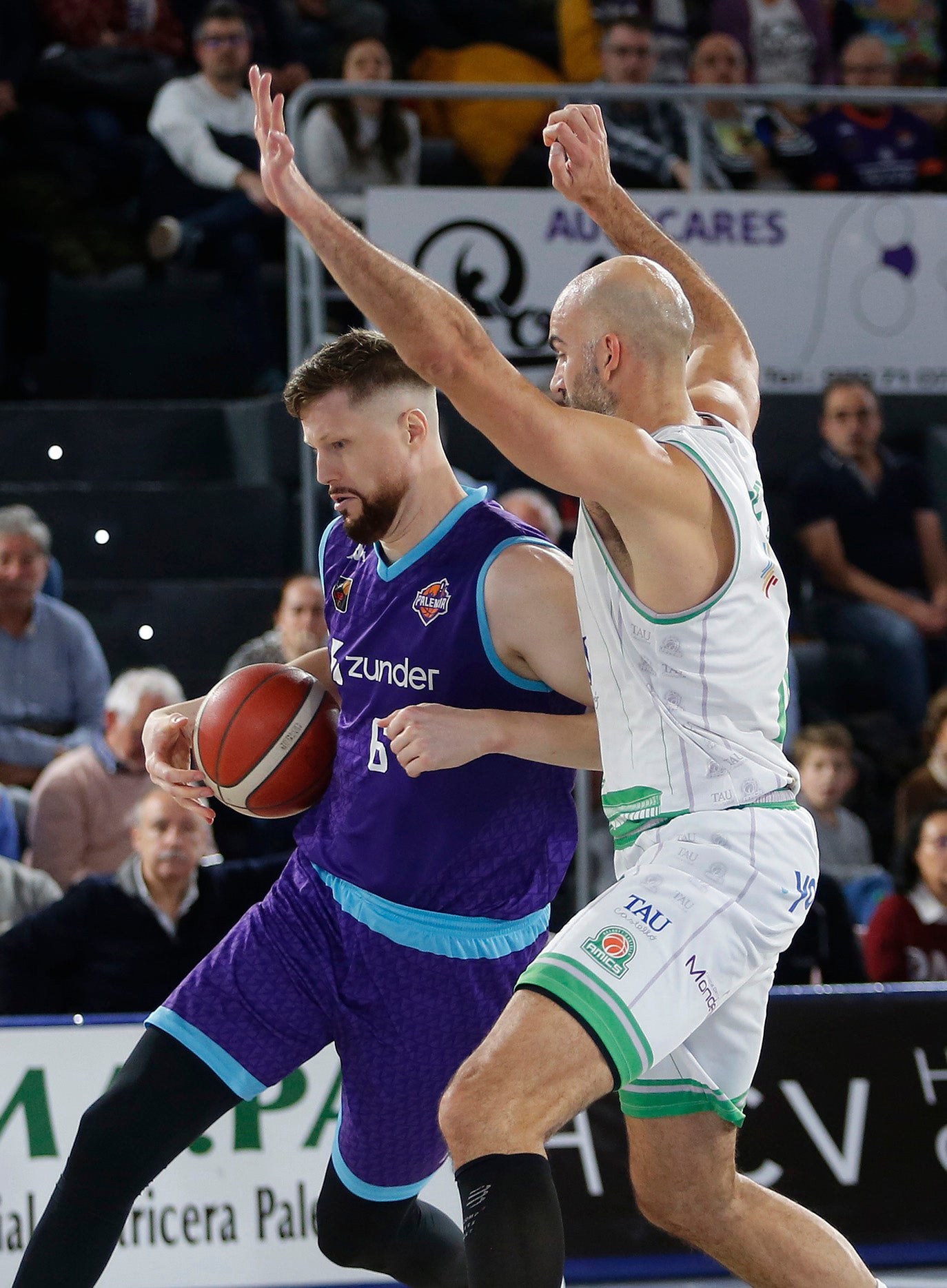 Zunder Palencia Baloncesto 77 - 63 TAU Castelló